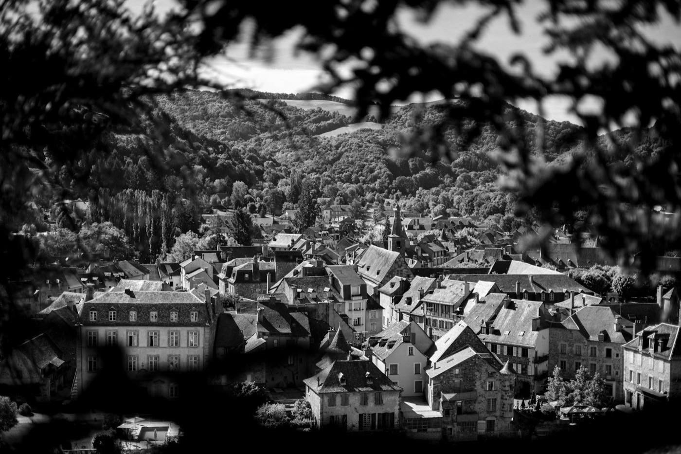 Village de l'Aveyron niché dans une vallée