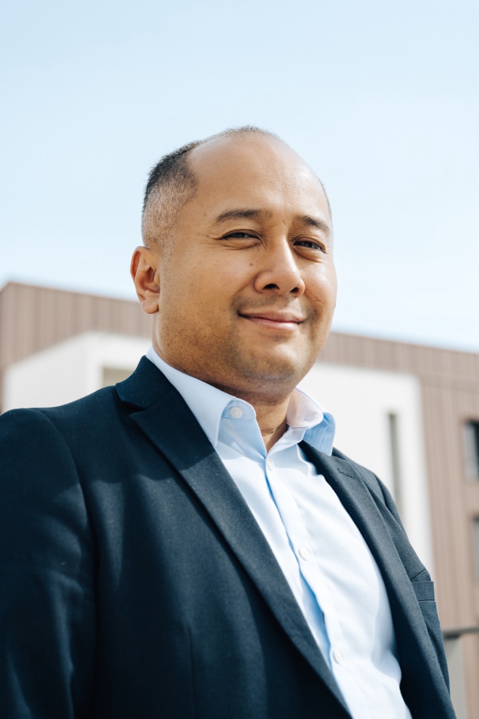 Portrait de Chan Ing, fondateur de Visual Apps, en extérieur